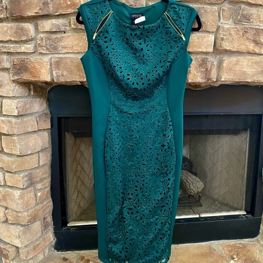 NWOT emerald green with gold cut out detail. Green, not teal! Size 6